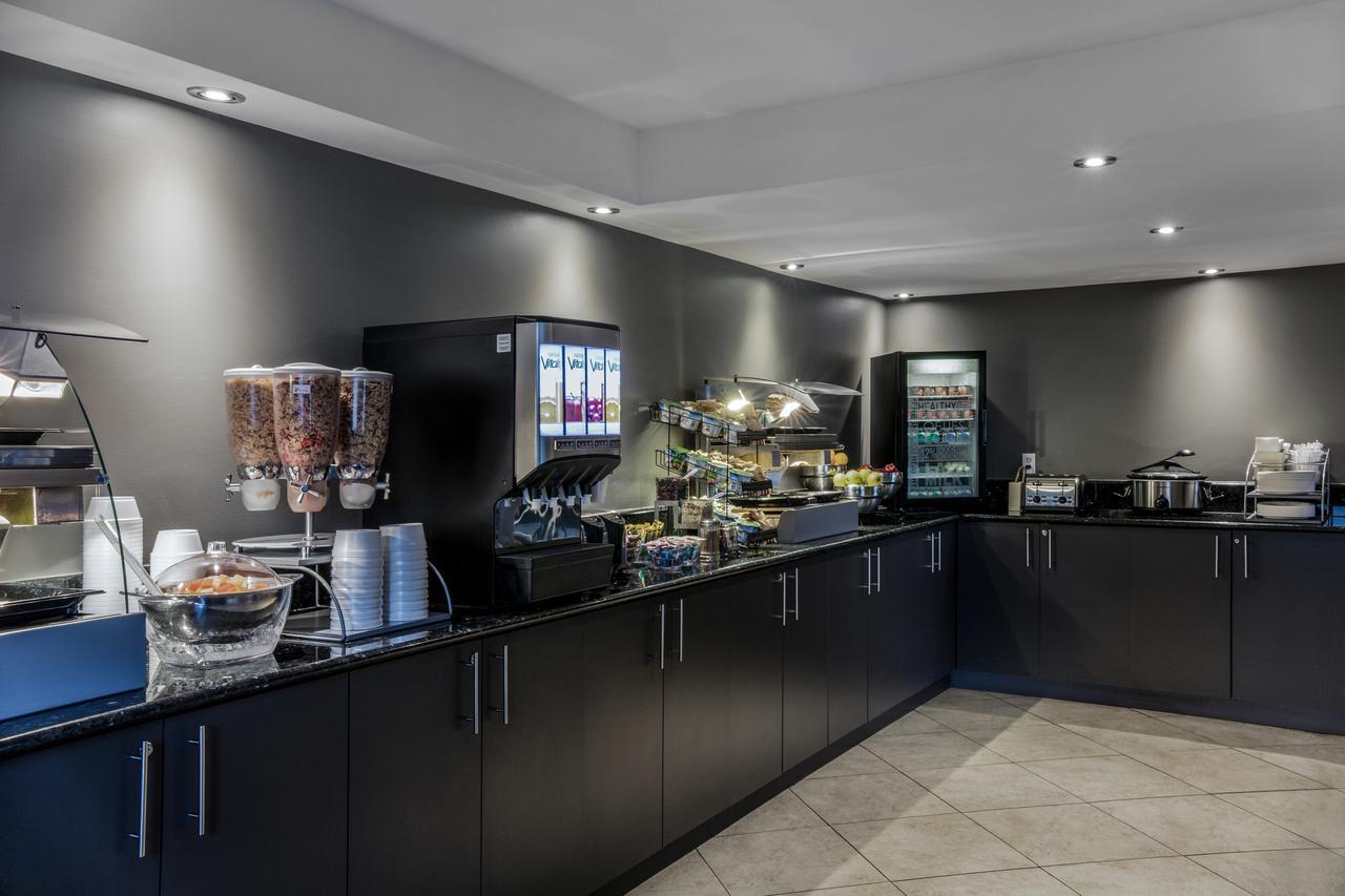 Hotel Faubourg Montreal Centre-Ville Downtown Экстерьер фото